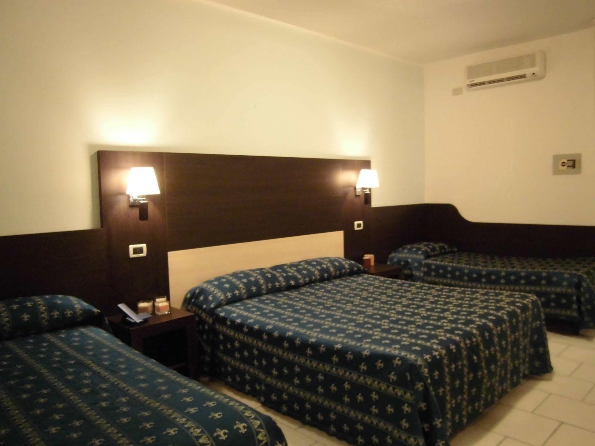 Hotel Europa Park Лидо ди Спина Екстериор снимка