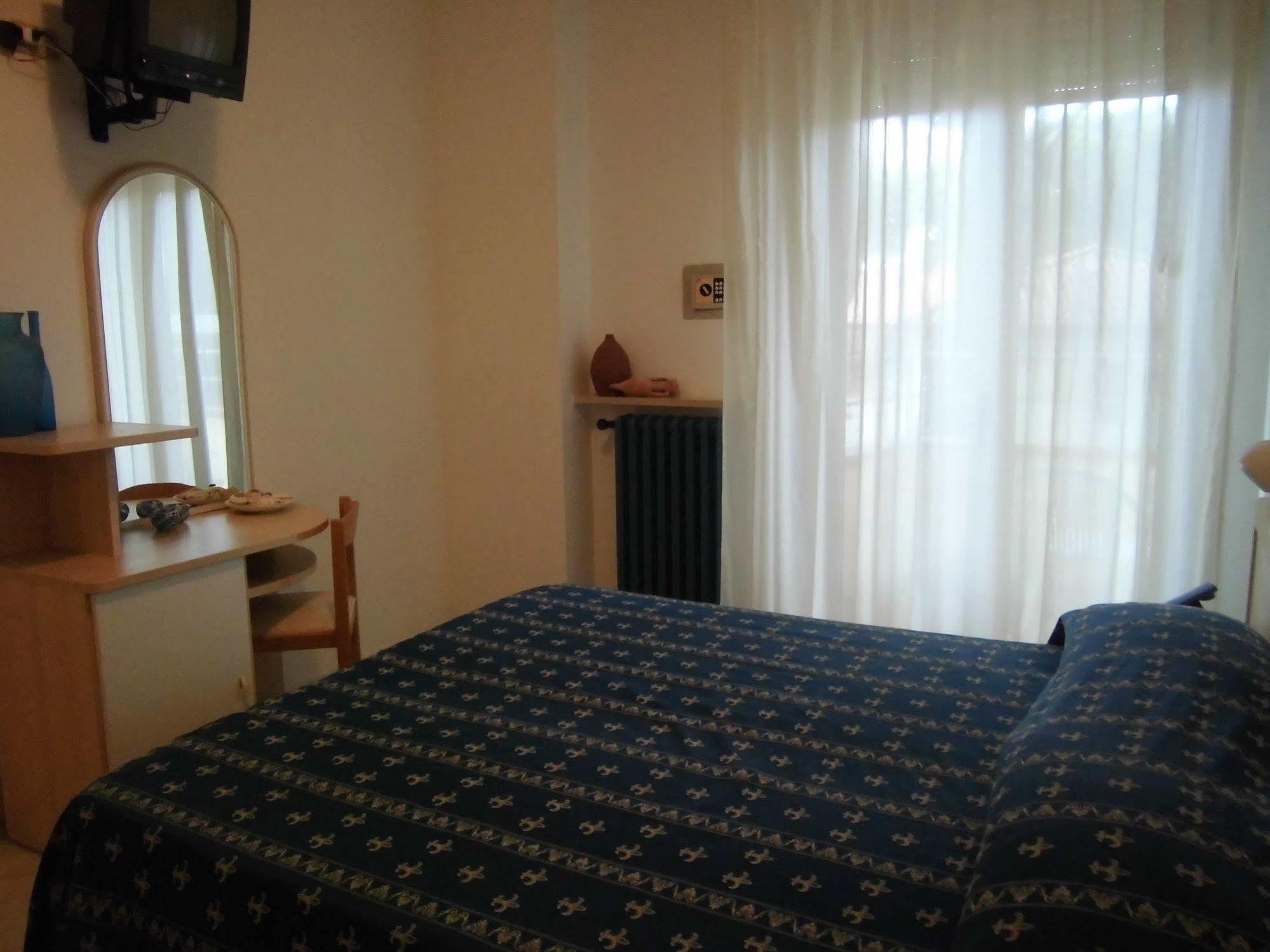 Hotel Europa Park Лидо ди Спина Екстериор снимка